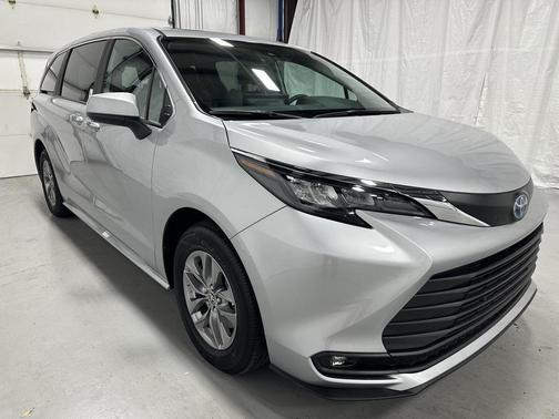 2025 Toyota Sienna XLE