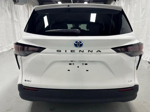 Ice Cap 2025 Toyota Sienna LE