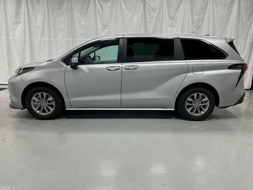 2025 Toyota Sienna LE
