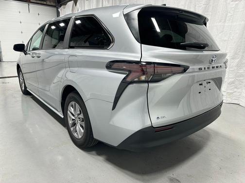 2025 Toyota Sienna LE