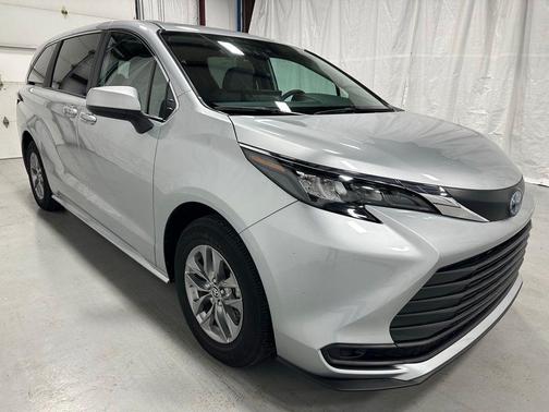 2025 Toyota Sienna LE