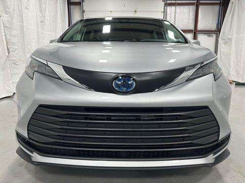 2025 Toyota Sienna LE