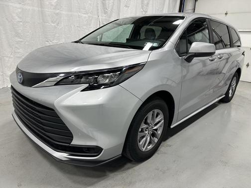 2025 Toyota Sienna LE
