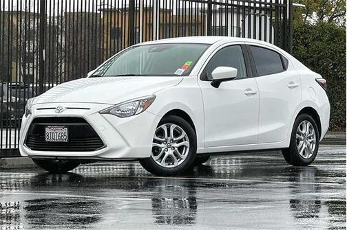 Photo 2 of 28 of 2017 Toyota Yaris iA Base