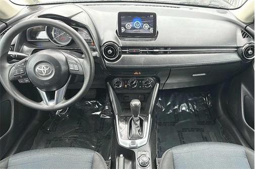 Photo 4 of 28 of 2017 Toyota Yaris iA Base
