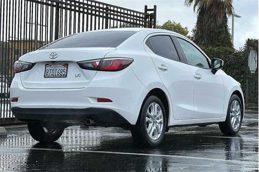 Photo 3 of 28 of 2017 Toyota Yaris iA Base
