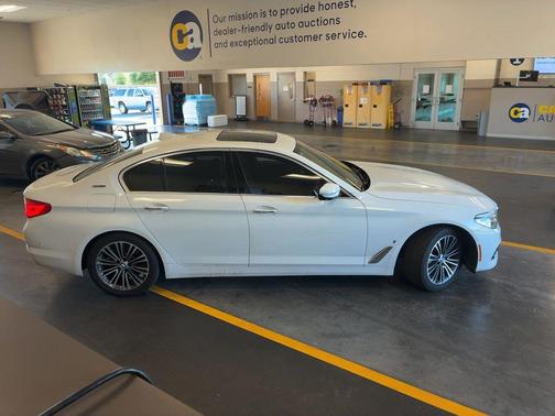Alpine White 2018 BMW 530e iPerformance