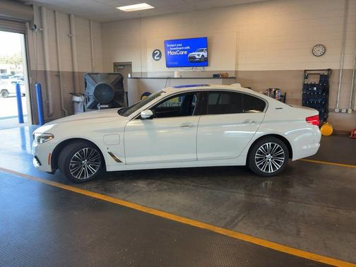 Alpine White 2018 BMW 530e iPerformance