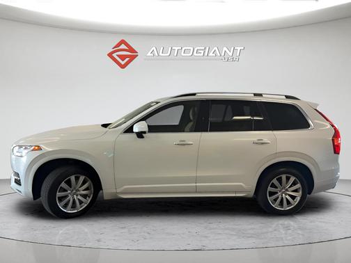 Crystal White 2018 Volvo XC90 T6 Momentum