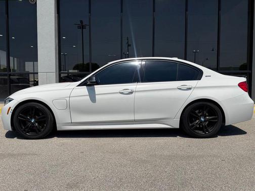 Alpine White 2017 BMW 330e iPerformance