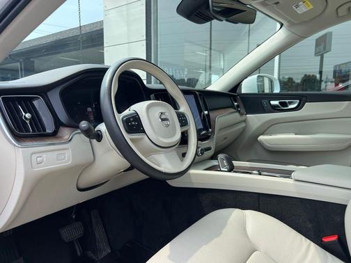 2022 Volvo XC60 B5 Momentum