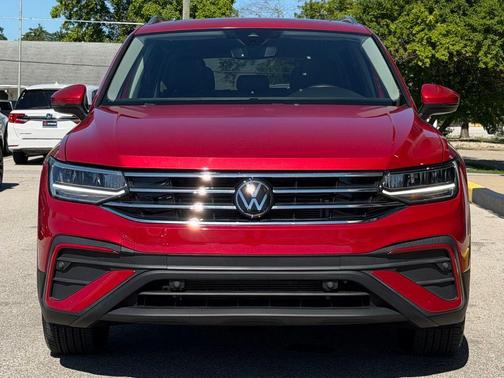 Kings Red Metallic 2023 Volkswagen Tiguan 2.0T SE