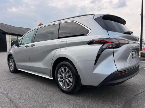 2024 Toyota Sienna XLE 8 Passenger