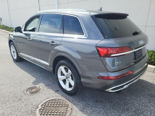 2024 Audi Q7 45 Premium Plus