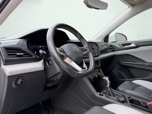 Pure White 2023 Volkswagen Taos 1.5T SEL