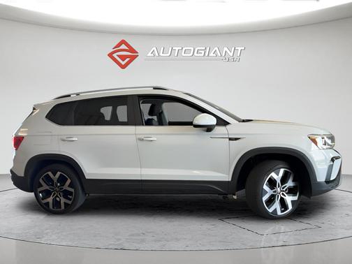 Pure White 2023 Volkswagen Taos 1.5T SEL