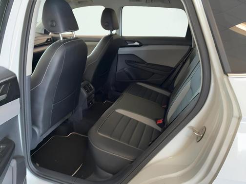 Pure White 2023 Volkswagen Taos 1.5T SEL