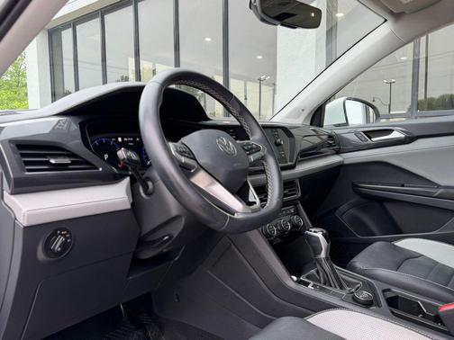 Pure White 2023 Volkswagen Taos 1.5T SEL