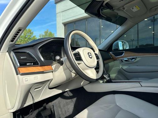 2022 Volvo XC90 T6 Momentum