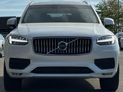 2022 Volvo XC90 T6 Momentum