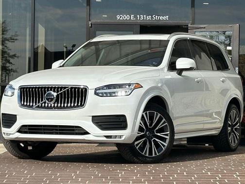 2022 Volvo XC90 T6 Momentum