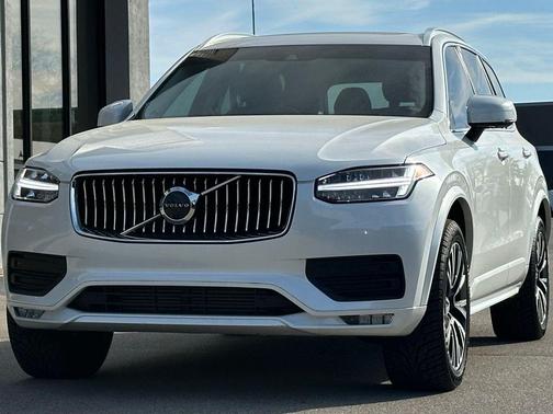 2022 Volvo XC90 T6 Momentum