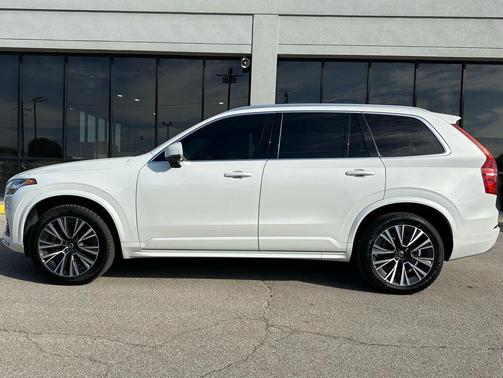 2022 Volvo XC90 T6 Momentum