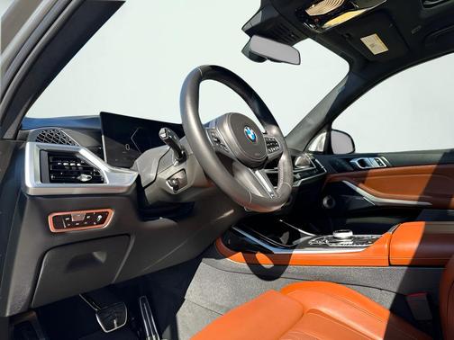2023 BMW X7 M60i