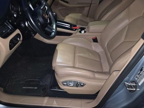 Dolomite Silver Metallic 2022 Porsche Macan Macan