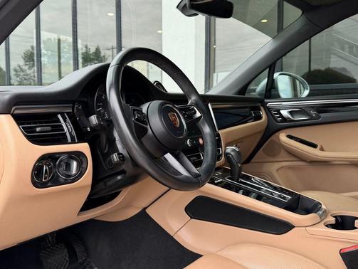 Dolomite Silver Metallic 2022 Porsche Macan Macan