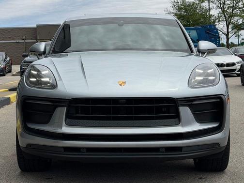 Dolomite Silver Metallic 2022 Porsche Macan Macan