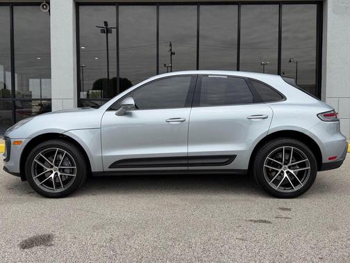 Dolomite Silver Metallic 2022 Porsche Macan Macan