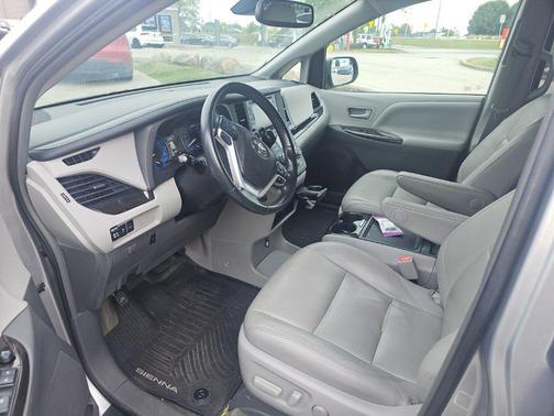 Silver Sky Metallic 2018 Toyota Sienna XLE