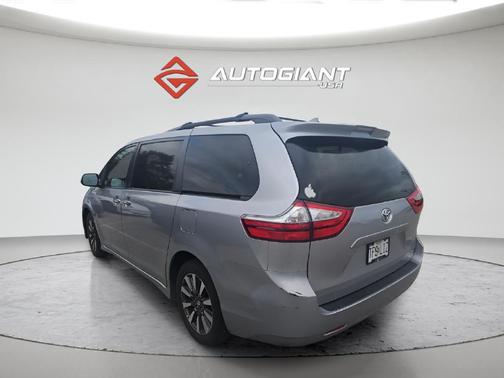 Silver Sky Metallic 2018 Toyota Sienna XLE