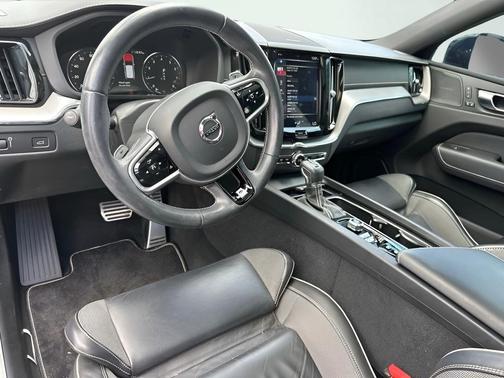 Bright Silver Metallic 2020 Volvo XC60 T5 R-Design