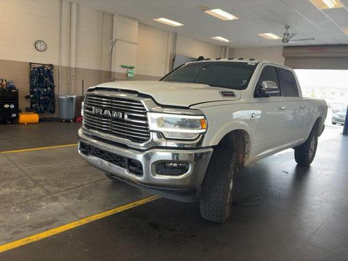 Bright White Clearcoat 2022 RAM 2500 Laramie Crew Cab 4x4 6'4' Box