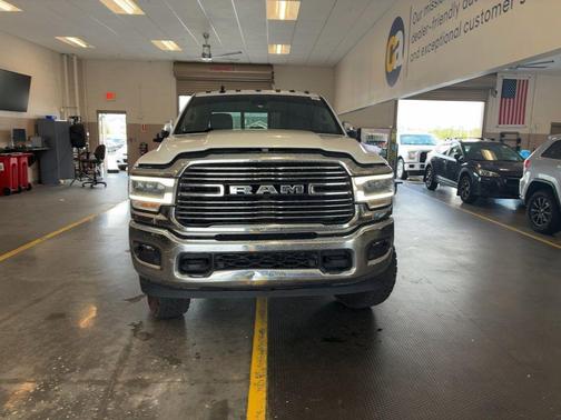 Bright White Clearcoat 2022 RAM 2500 Laramie Crew Cab 4x4 6'4' Box