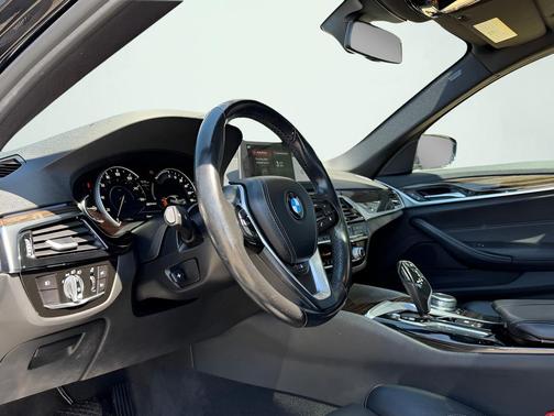 Black Sapphire Metallic 2018 BMW 530e xDrive iPerformance