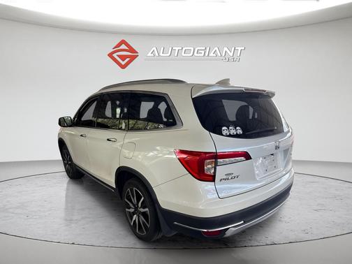 White Diamond Pearl 2019 Honda Pilot Touring 8-Passenger