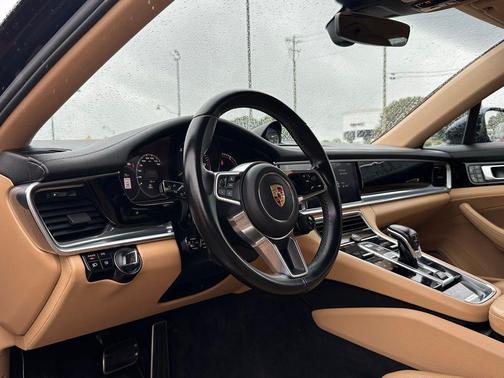 2018 Porsche Panamera 4