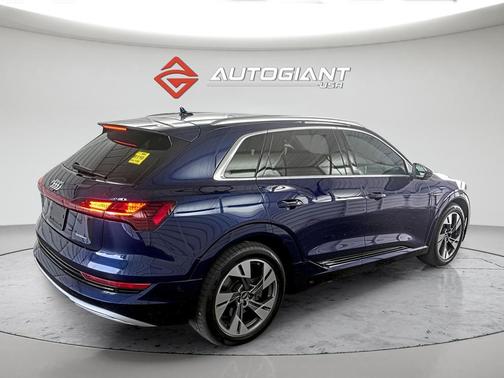 Navarra Blue Metallic 2022 Audi e-tron Premium Plus