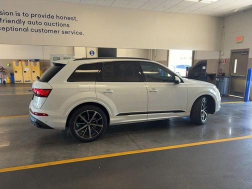 Glacier White Metallic 2023 Audi Q7 55 Prestige