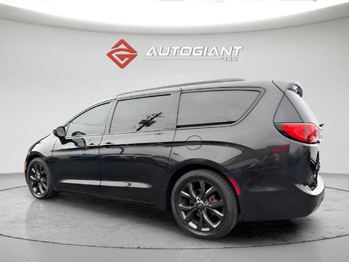 Brilliant Black Crystal Pearlcoat 2018 Chrysler Pacifica Limited