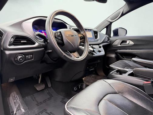 Brilliant Black Crystal Pearlcoat 2018 Chrysler Pacifica Limited