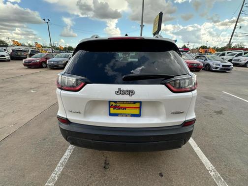 White 2019 Jeep Cherokee Latitude Plus