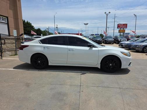 White 2018 Nissan Altima 2.5 SR