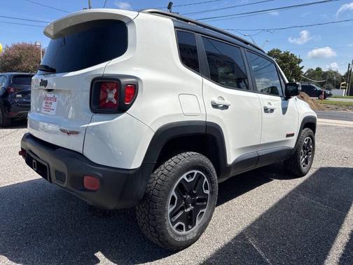 Alpine White 2016 Jeep Renegade 4WD 4dr Trailhawk