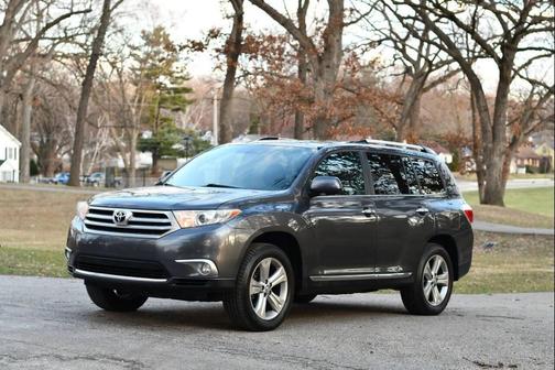 Magnetic Gray Metallic 2012 Toyota Highlander Limited
