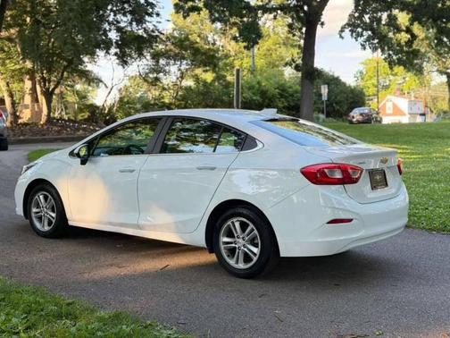 Summit White 2017 Chevrolet Cruze LT