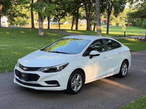 Summit White 2017 Chevrolet Cruze LT